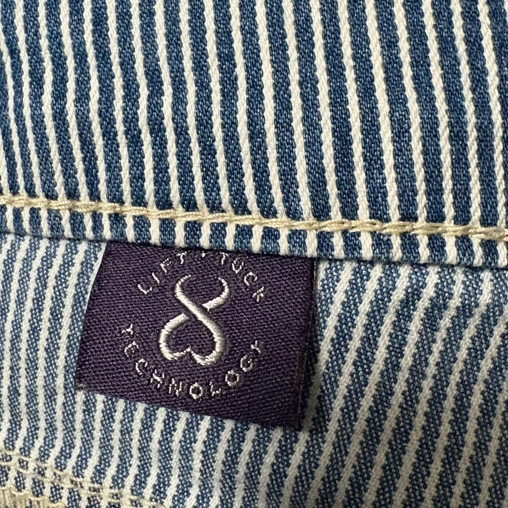 Woman’s size 12 very cute striped light denim skirt. Front and back pockets. - Picture 7 of 10